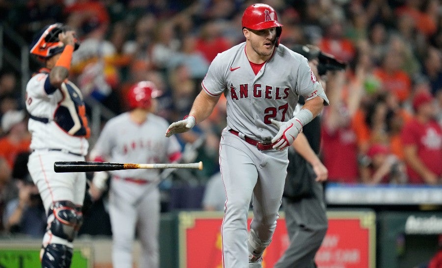 Mike Trout al conectar jonrón