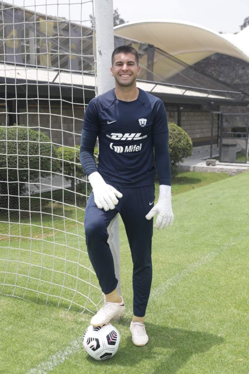 Julio González en entrenamiento con Pumas