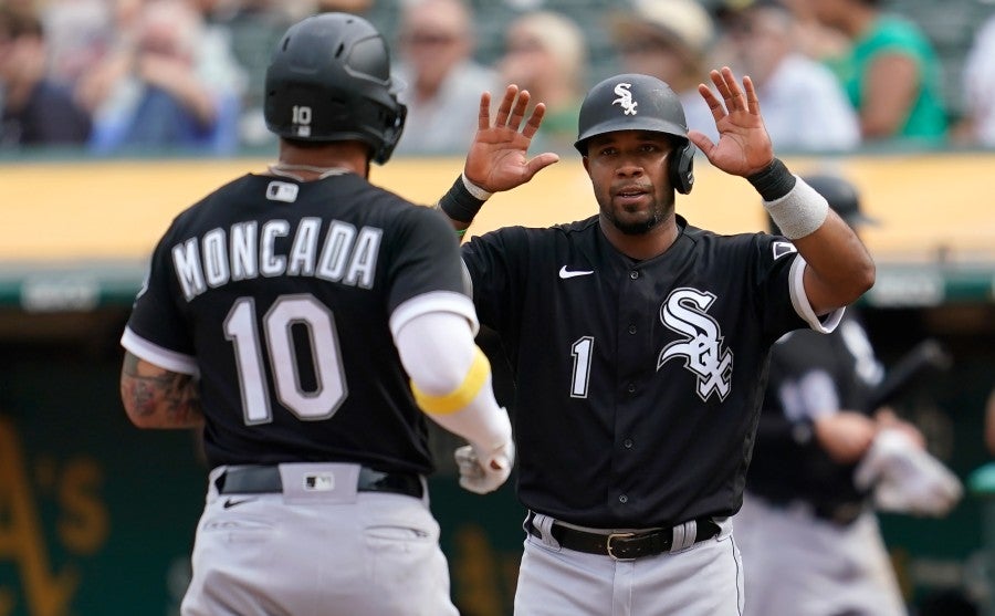 Elvis Andrus celebra con Yoán Moncada