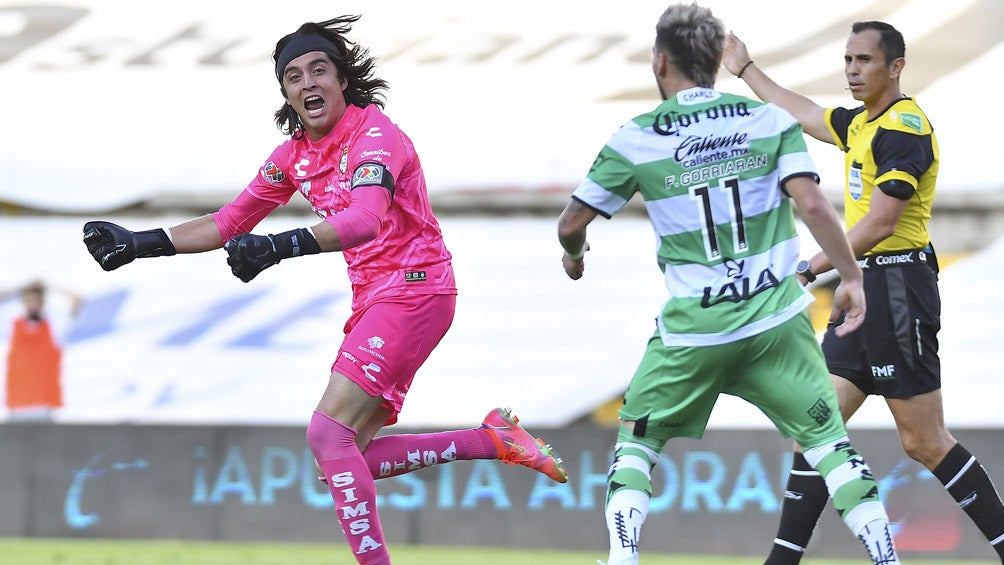 Acevedo festeja su gol contra Gallos 