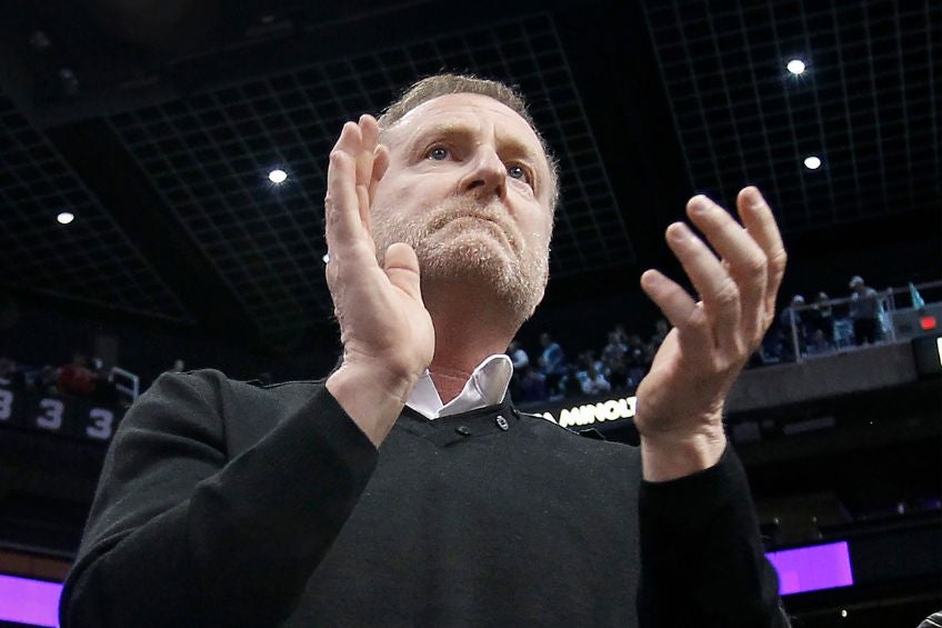 Robert Sarver durante un partido de los Phoenix Suns