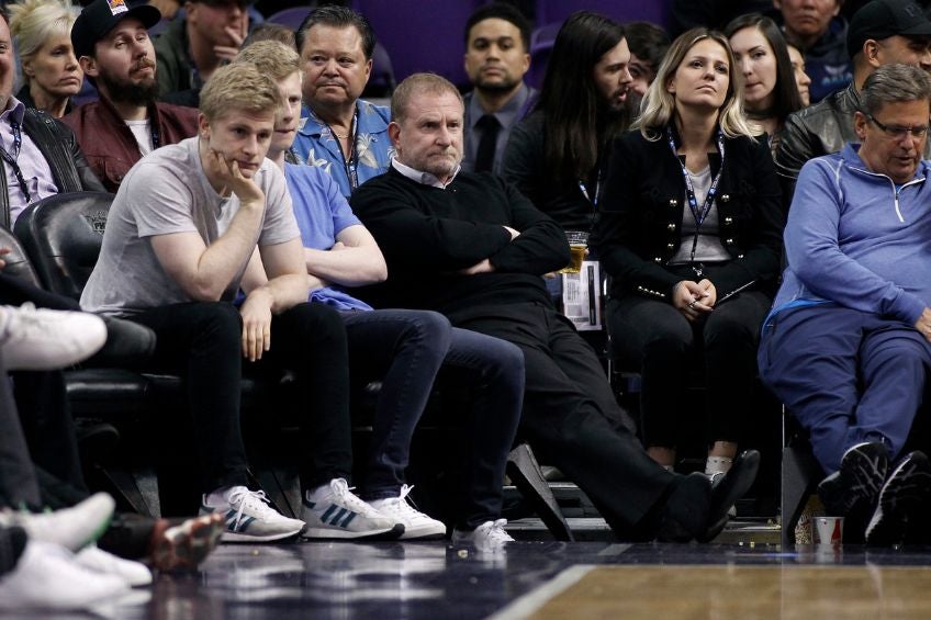 Robert Sarver durante un partido de los Phoenix Suns