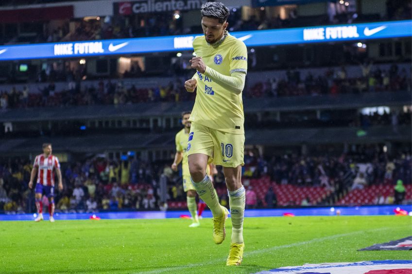 Diego Valdés festejando un gol