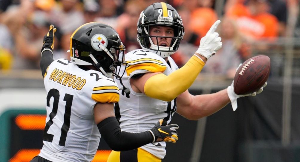 T.J. Watt tras interceptar un pase