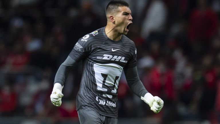 Julio González celebra gol con Pumas