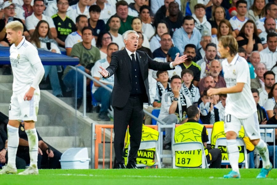 Carlo Ancelotti dirigiendo un partido del Real Madrid