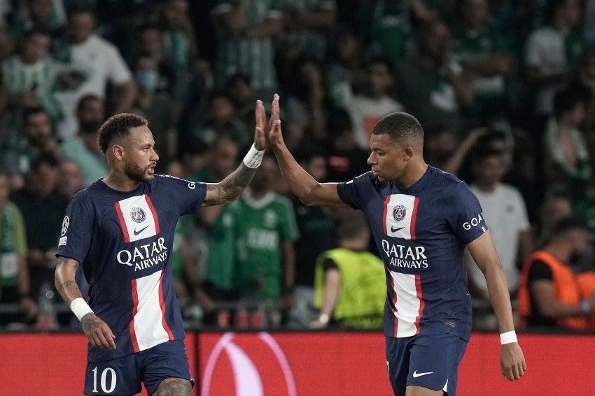 Neymar y Mbappé en celebración de gol 