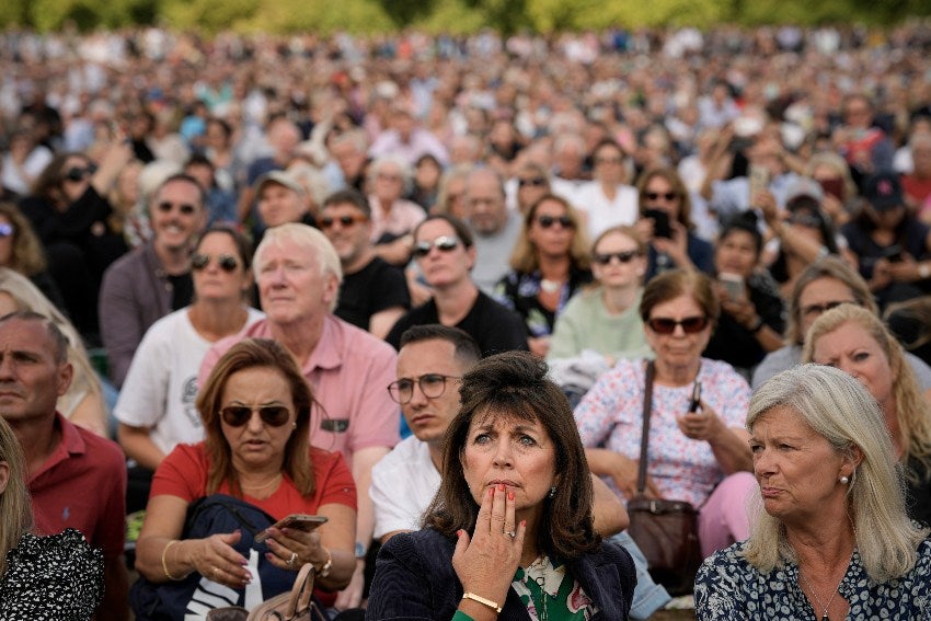 Personas para ver el ataúd de la Reina Isabel II