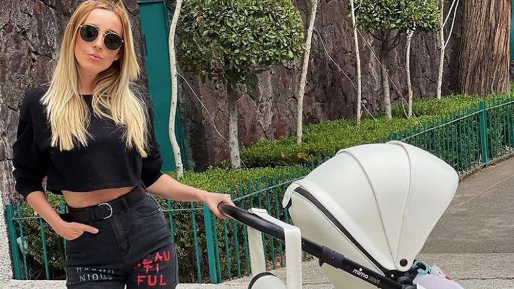 Shanik Aspe paseando con su hija