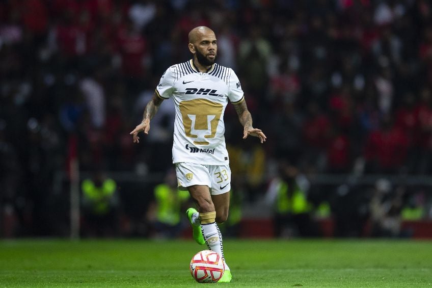 Dani Alves durante un partido de Pumas