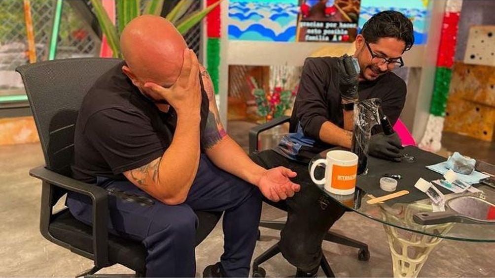 Lupillo Rivera realizándose un tatuaje en el programa Hoy 