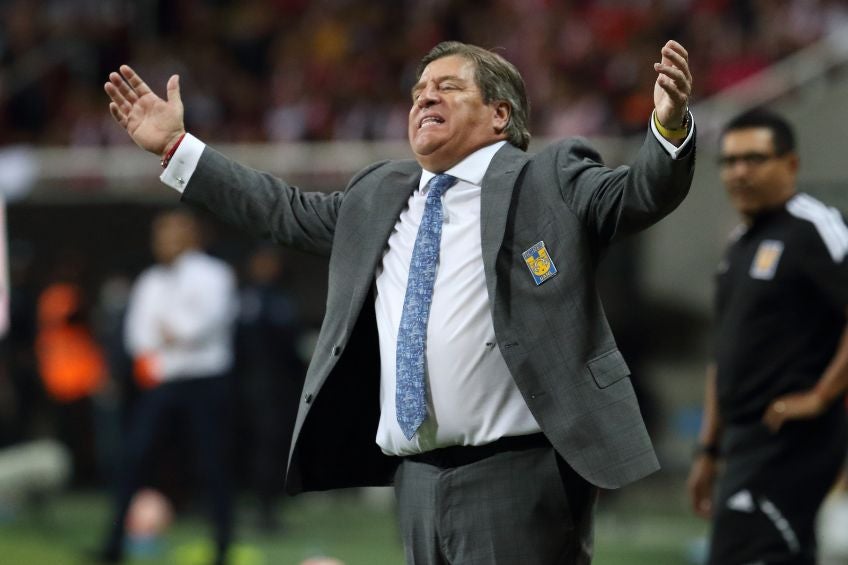 Miguel Herrera en un partido de Tigres