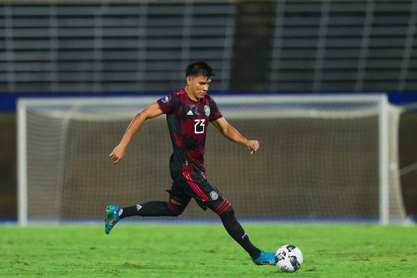 Jesús Gallardo durante un partido de México