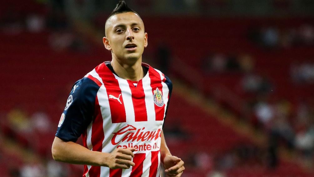 Roberto Alvarado, mediocampista de las Chivas