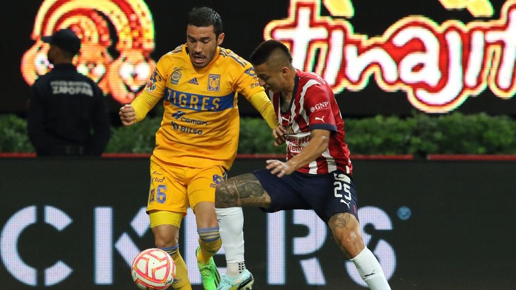 Juan Pablo Vigón y Roberto Alvarado durante el Chivas vs Tigres