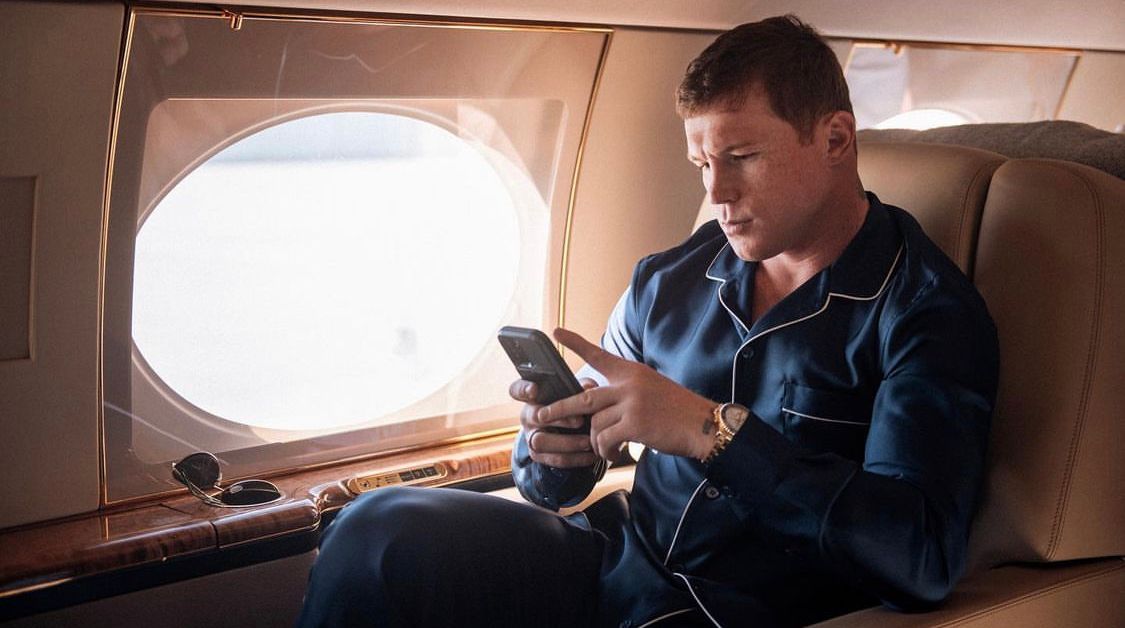 Canelo en su avión privado 