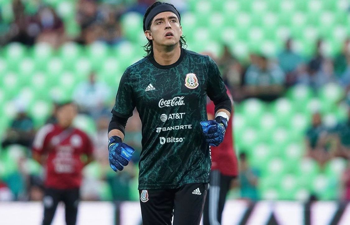 Acevedo en el calentamiento previo al duelo contra Surinam 