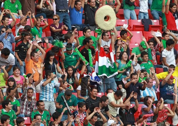 Aficionados de México durante partido