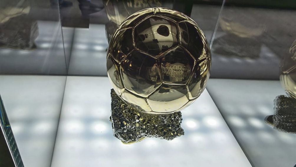 Replica de uno de los balones de Oro de Messi