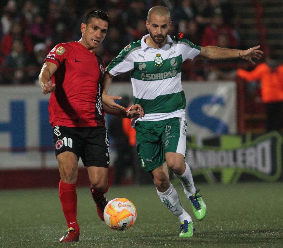 Raúl frente a Santos, ya en Primera División