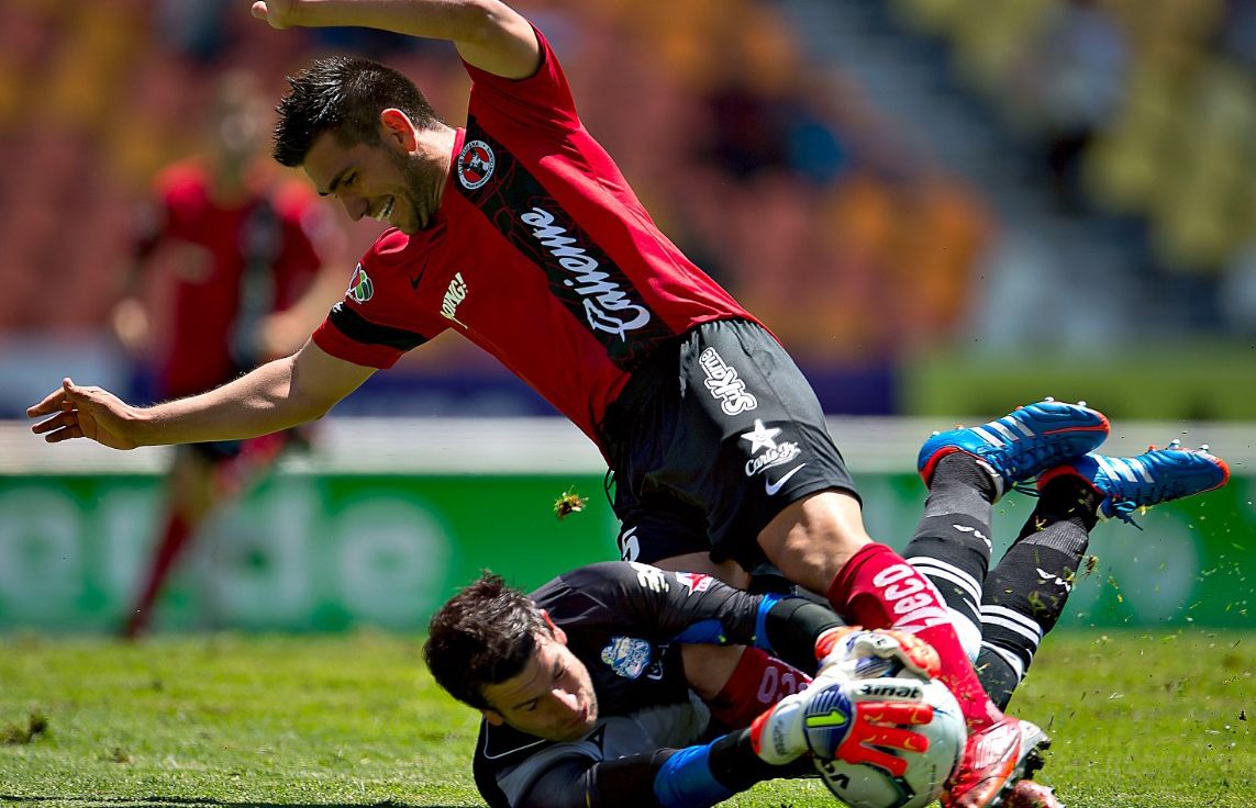 Raúl cae ante una buena salida del portero de Puebla 