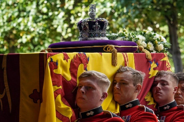 Los ingleses despidieron a la Reina Isabel II