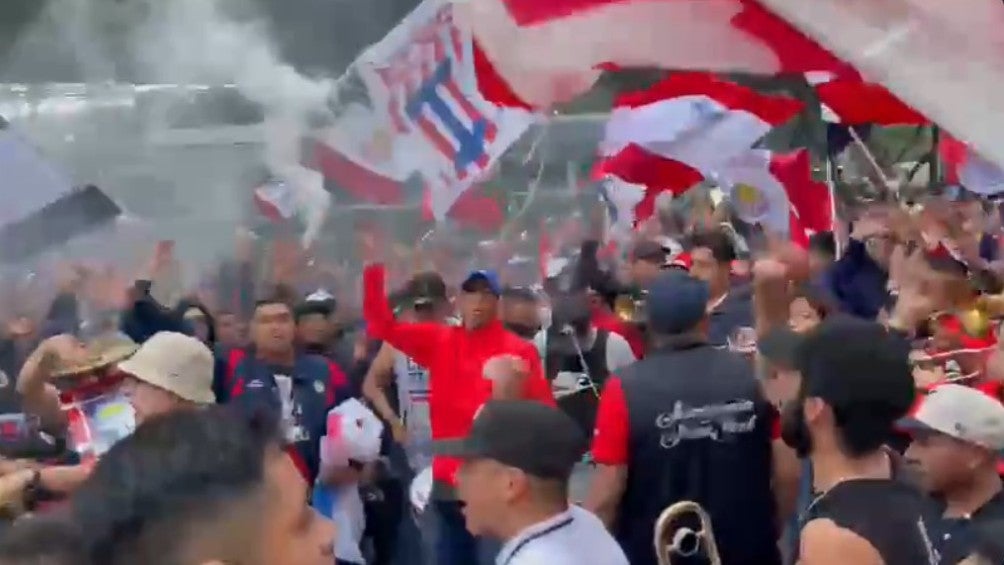 Afición rojiblanca llevó serenata a su equipo previo al Clásico Nacional