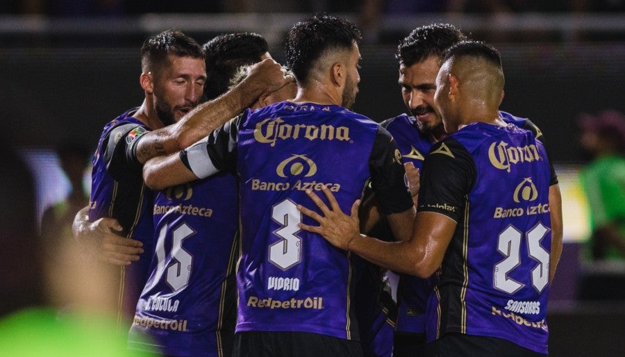 Jugadores de Mazatlán celebran gol de Colula