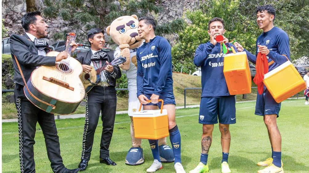 Pumas celebrando las fiestas patrias