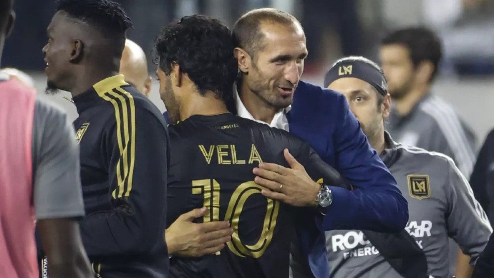 Carlos Vela y Chiellini abrazándose