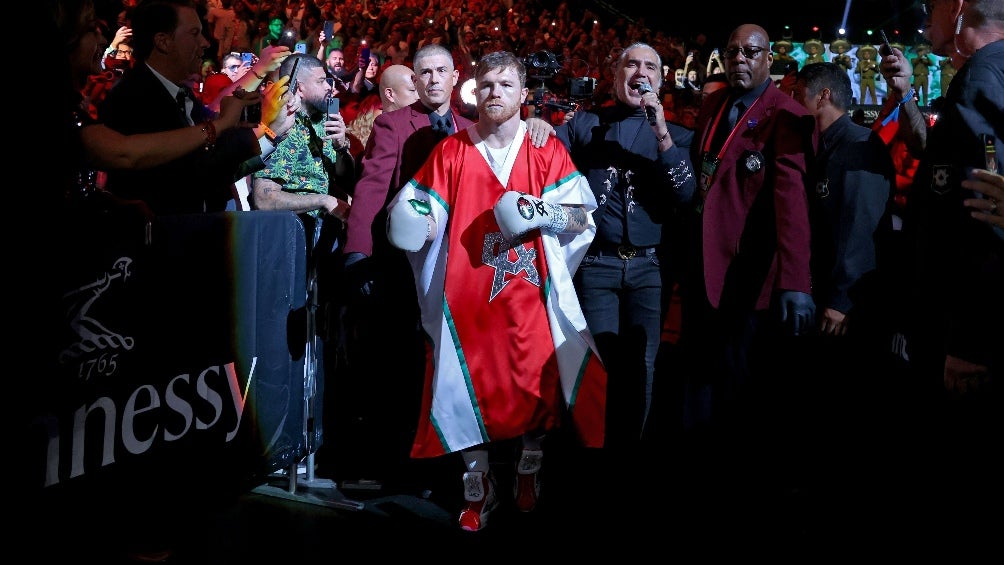 Canelo y Alejandro Fernández en su salida al ring 