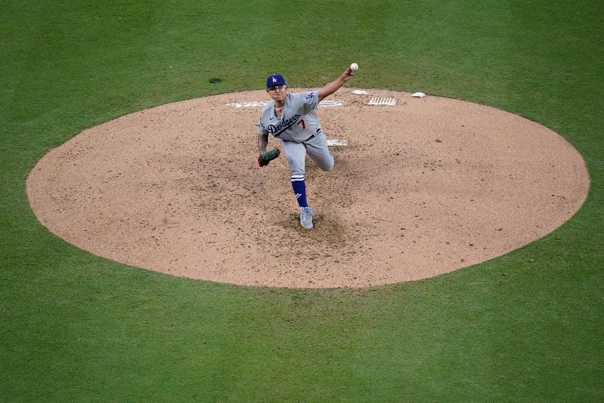 Julio Urías en un partido de los Dodgers