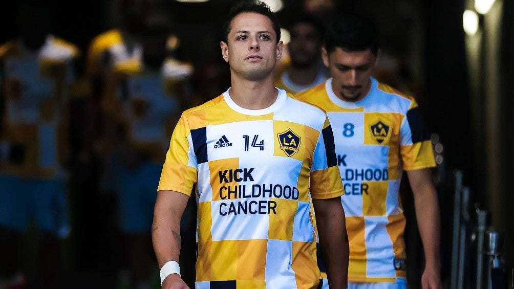 Espectacular! Chicharito presentó el nuevo uniforme del LA Galaxy