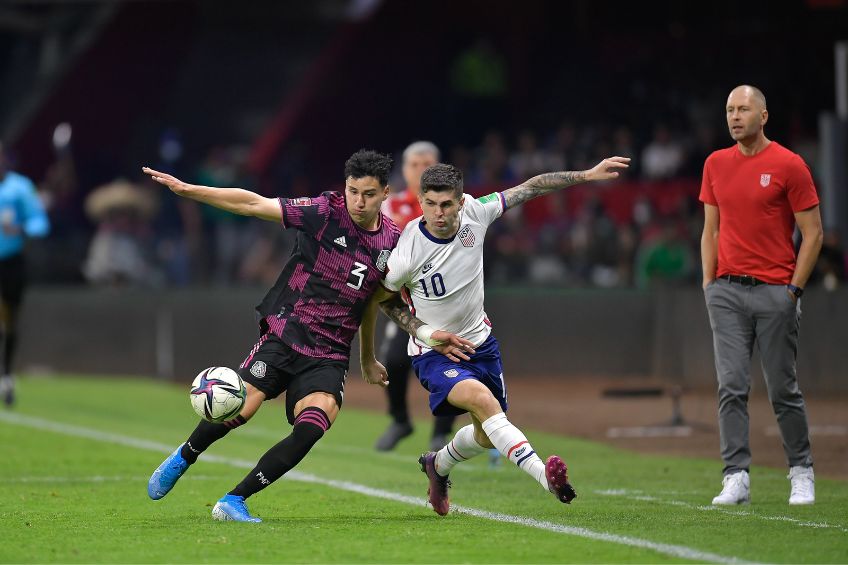 Christian Pulisic y Jorge Sánchez disputando un balón