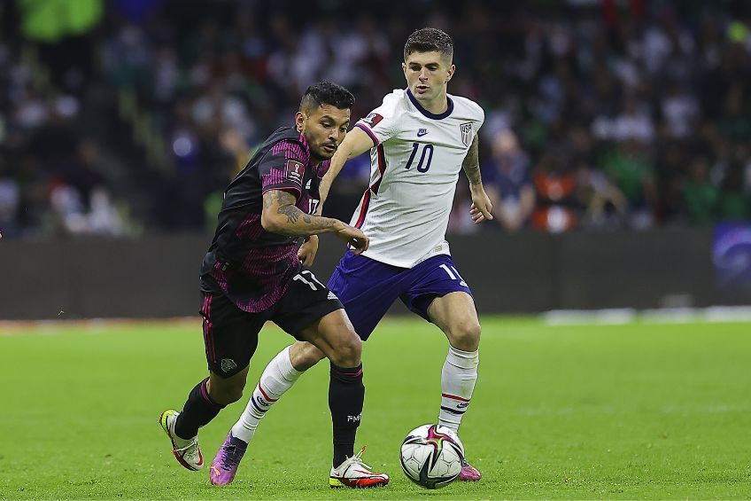 Christian Pulisic y Tecatito Corona disputando un balón