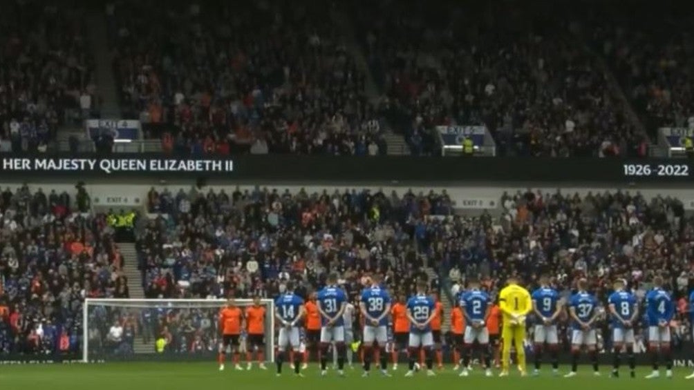 Video: Aficionados del Dundee United abuchearon durante el minuto de silencio por la reina Isabel