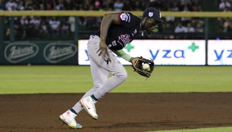 Orlando Calixte en jugada en el cuadro