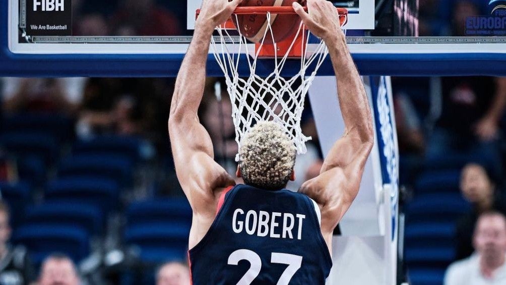 Gobert anotando una canasta