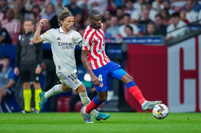 Geoffrey y Modric en disputa por el balón