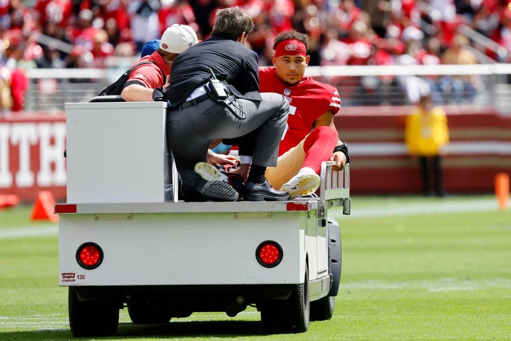 Trey Lance salió en el carrito de las desgracias