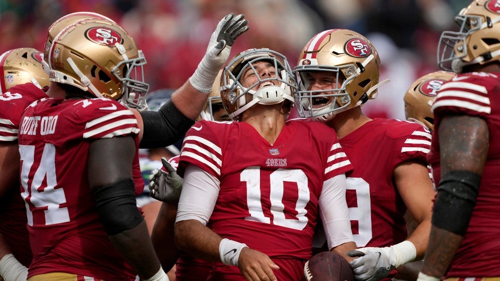 Garoppolo es felicitado por sus compañeros