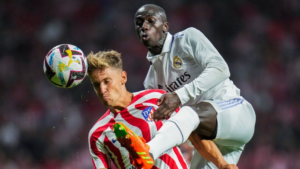 Marcos Llorente y Ferland Mendy en disputa por el balón