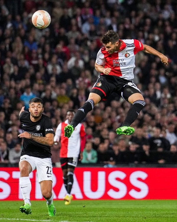 Santiago Giménez en acción con el Feyenoord 