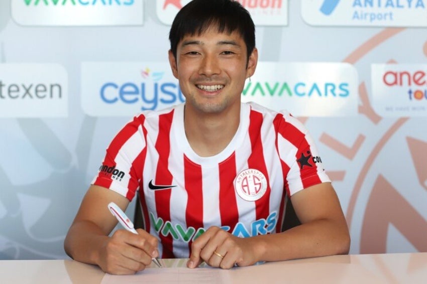 Shoya Nakijama en su presentación con el equipo turco