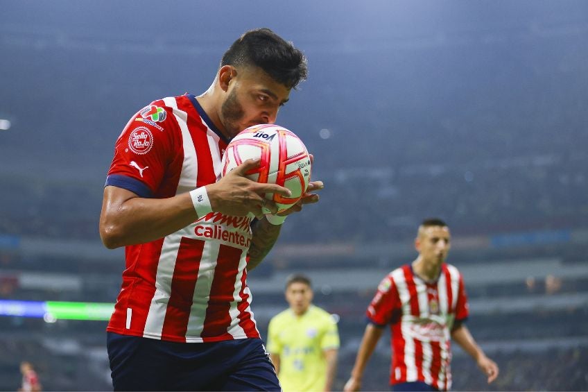 Alexis Vega durante un partido de Chivas