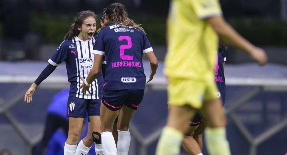 Jugadoras de Rayadas festejando un gol