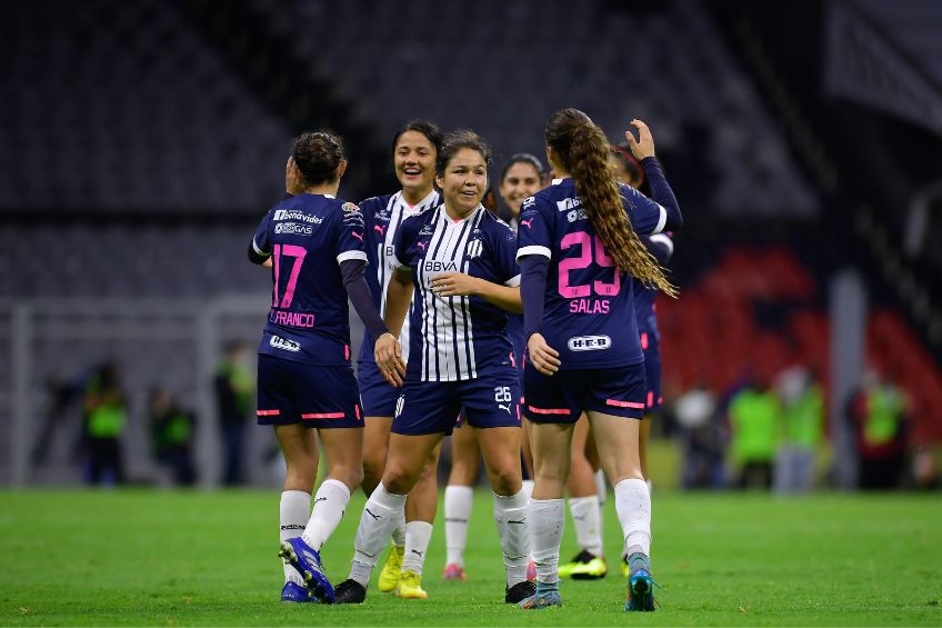 Jugadoras de Rayadas festejando un gol