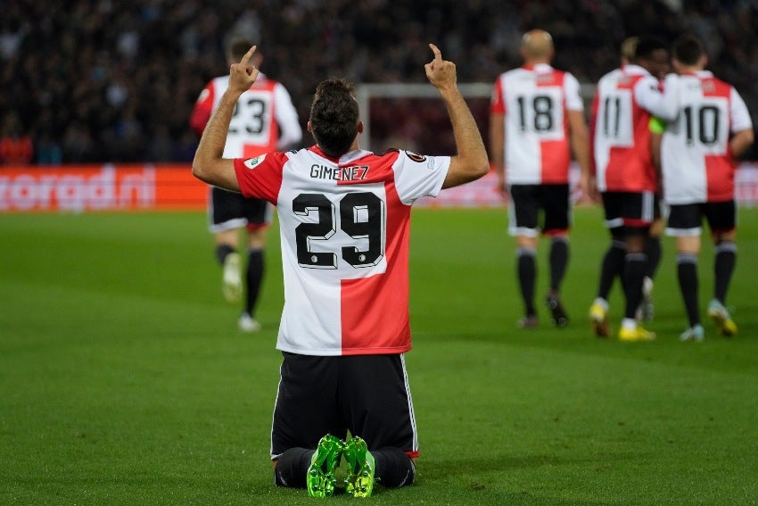 Santi Giménez en celebración de gol