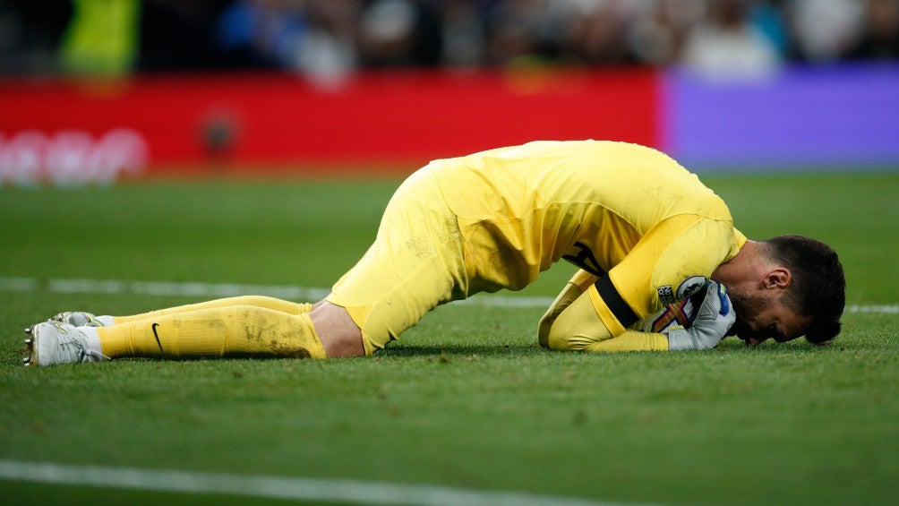 Hugo Lloris en acción con el Tottenham Hotspur