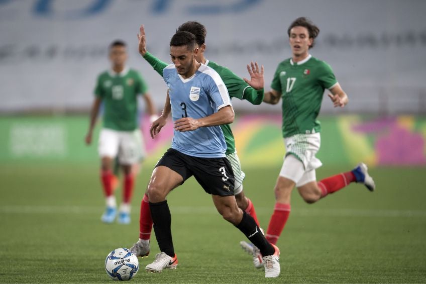 Sebastián Cáceres durante un partido de Uruguay